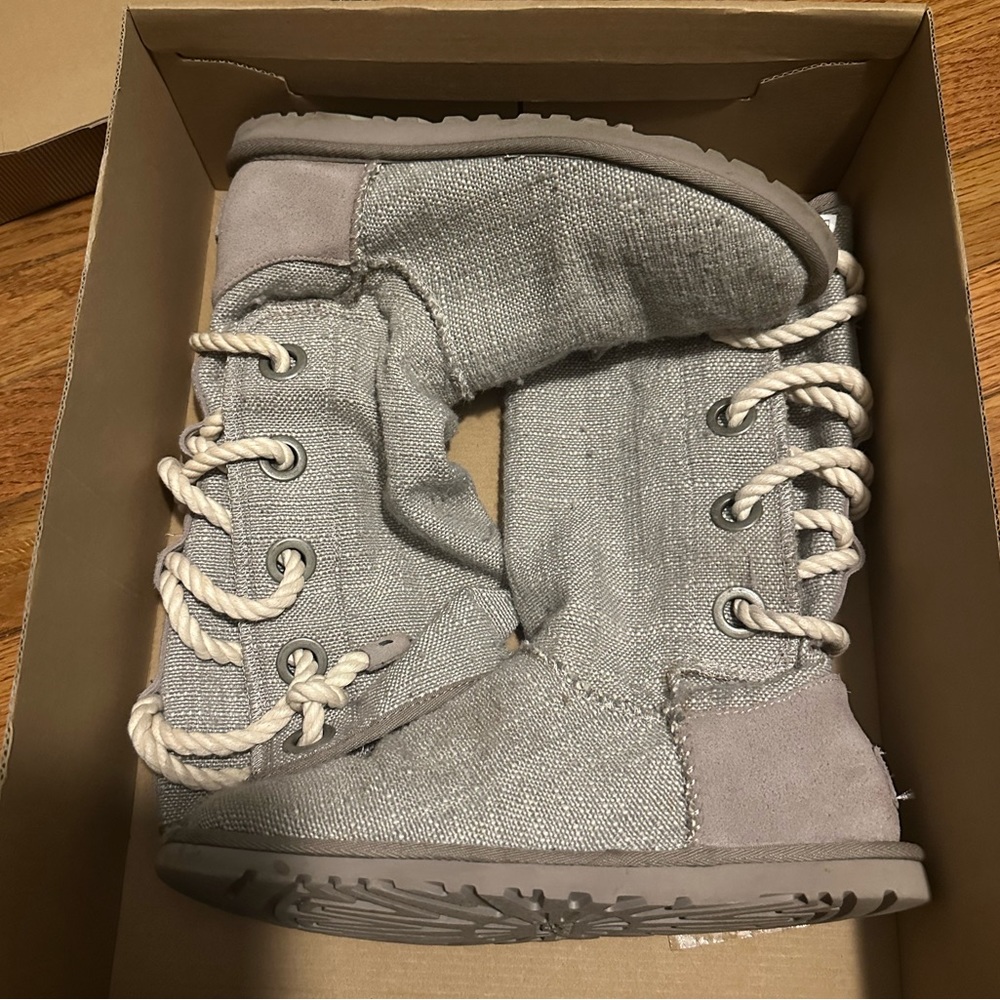 UGG W Harbour size 7. Used. Comes with box
